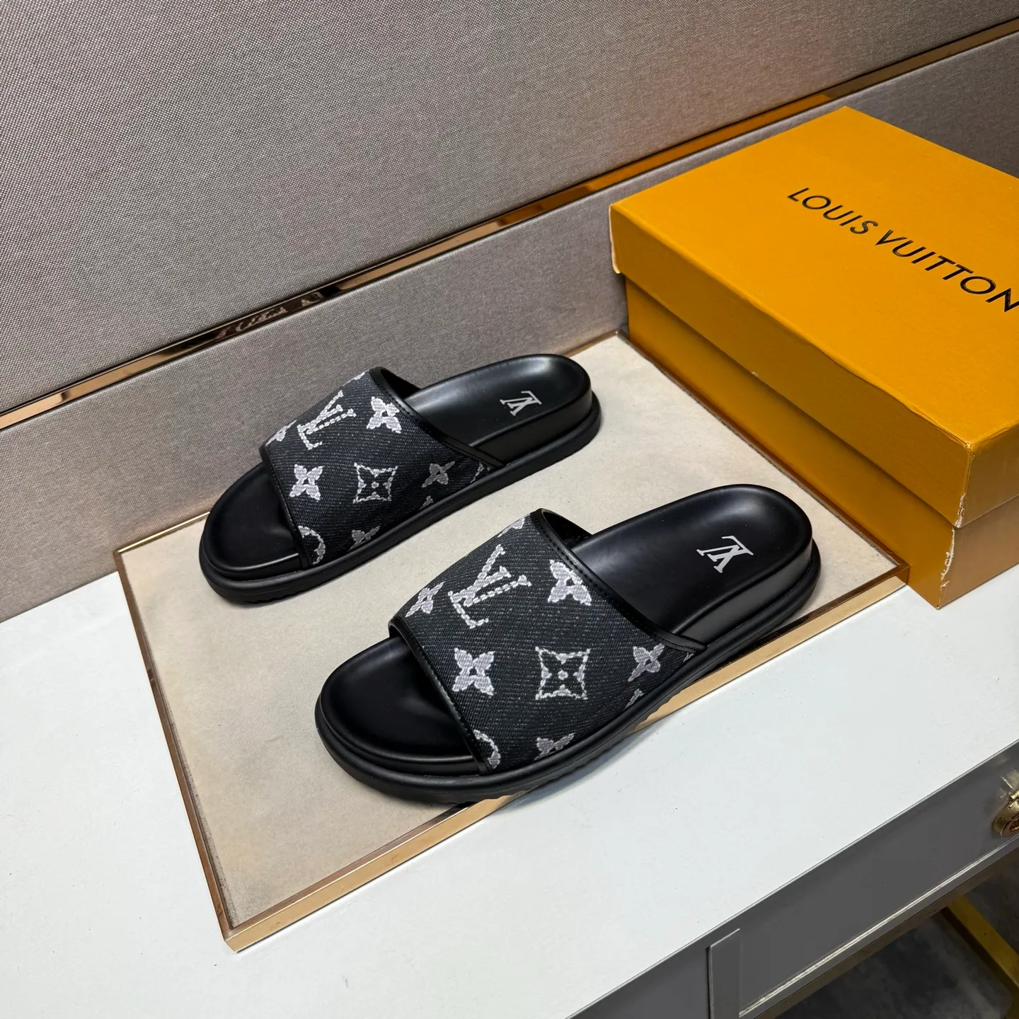 ⬛️Men's shoes 💰p320 [LV～] Men's casual slippers 2025z cabinet sales simultaneously 🔶Size: 38-44 #️⃣ 🔷2 colors🔜The upper is made of multi-material splicing➕Genuine leather lining, comfortable and breathable, sole: original comfortable and wear-resistant outsole, ⚠️Real shot📱Photographed🎬The real thing is better📢📢📢